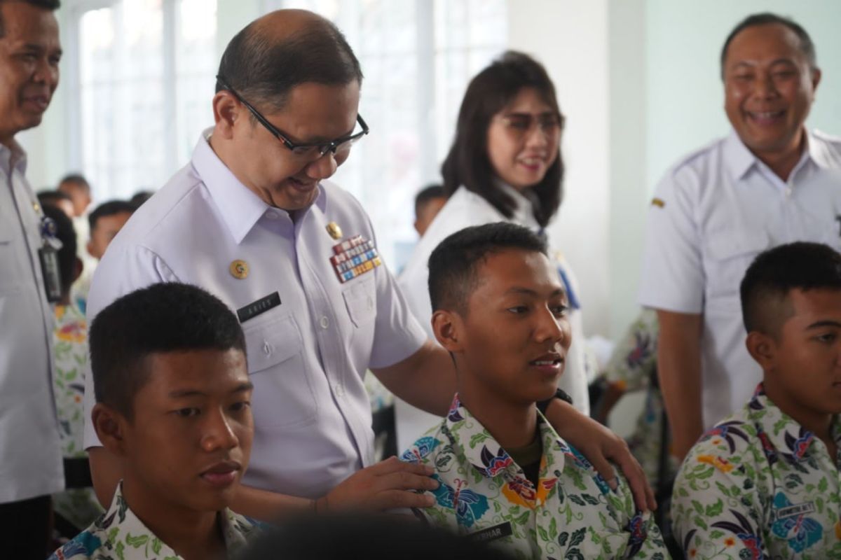 Indonesia Maju: Meninjau Kemajuan dan Tantangan di Era Modern Indonesia Maju: Meninjau Kemajuan dan Tantangan di Era Modern