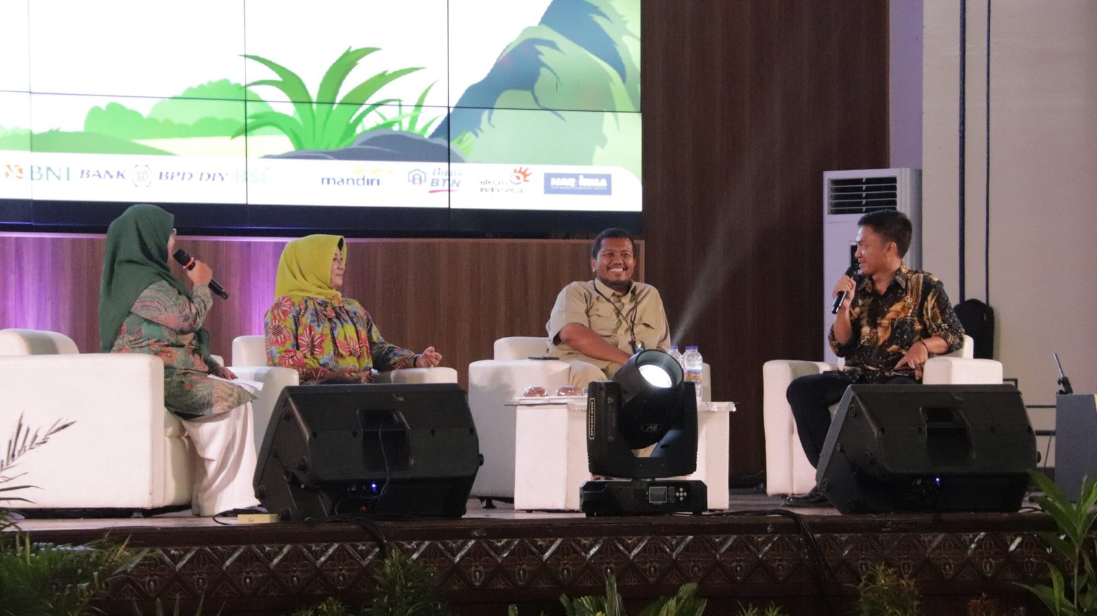 Headline: Semangat Gotong Royong di Tengah Pandemi: Kisah Sukses Kebangkitan Ekonomi Mikro di Kelurahan Sukamaju